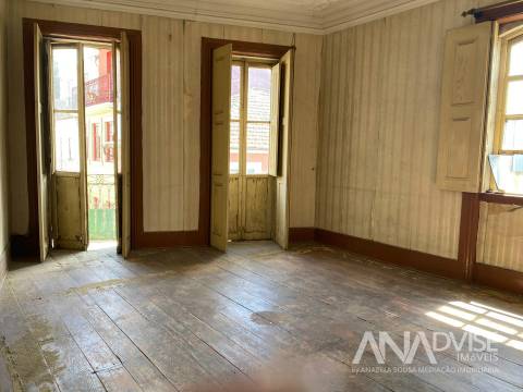 Prédio T6 a venda em pleno centro histórico de Viseu
