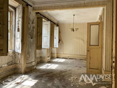 Prédio T6 a venda em pleno centro histórico de Viseu