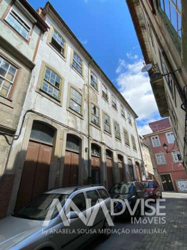 Prédio T6 a venda em pleno centro histórico de Viseu