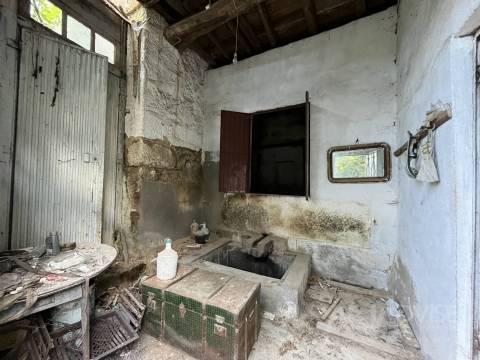 Moradia para Restaurar T4 Venda em Rio de Loba,Viseu