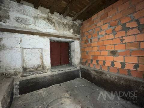 Moradia para Restaurar T4 Venda em Rio de Loba,Viseu