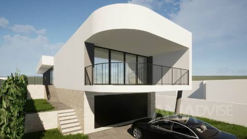 Moradia isolada térrea T3 com grande garagem