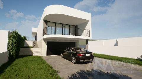 Moradia isolada térrea T3 com grande garagem