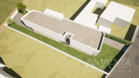 Moradia isolada térrea T3 com grande garagem