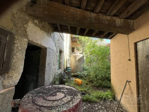 Moradia para Restaurar T3 Venda em São João de Lourosa,Viseu
