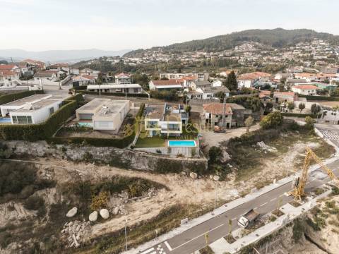 Moradia T3+1 com Piscina em Abação