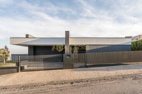 Moradia T3+1 com Piscina em Abação