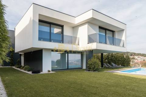 Moradia T3+1 com Piscina em Abação