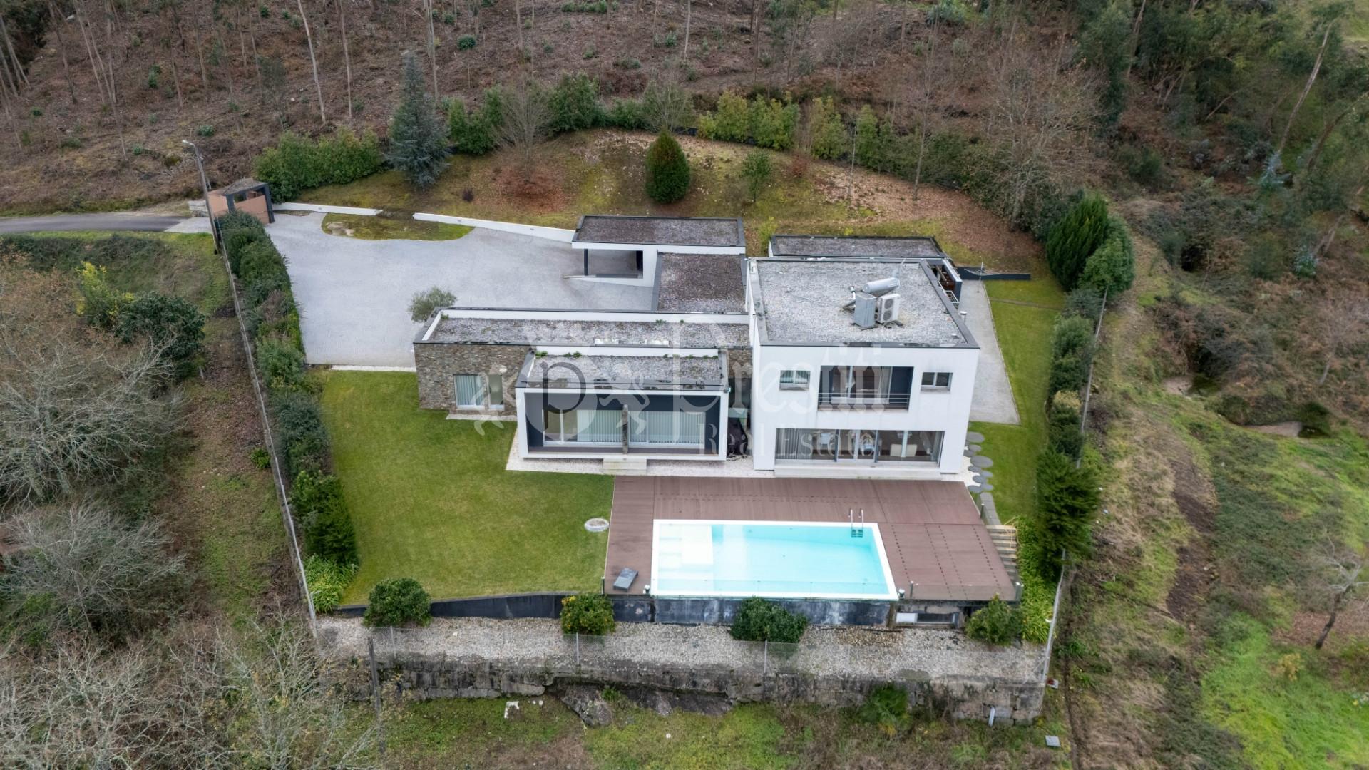 Moradia Única com Vista Deslumbrante, a Minutos de Guimarães