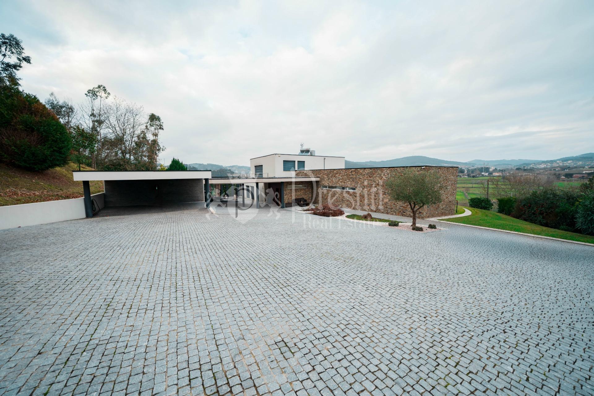 Moradia Única com Vista Deslumbrante, a Minutos de Guimarães