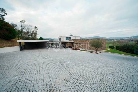 Moradia Única com Vista Deslumbrante, a Minutos de Guimarães