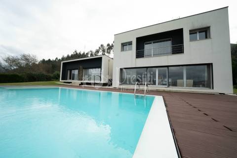 Moradia Única com Vista Deslumbrante, a Minutos de Guimarães