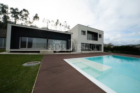 Moradia Única com Vista Deslumbrante, a Minutos de Guimarães