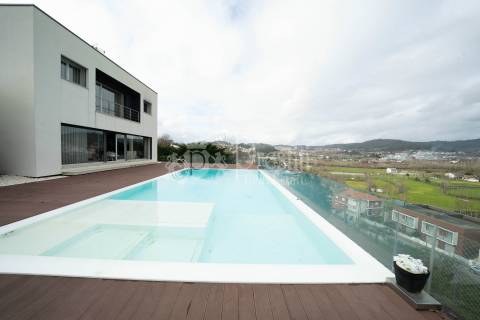 Moradia Única com Vista Deslumbrante, a Minutos de Guimarães