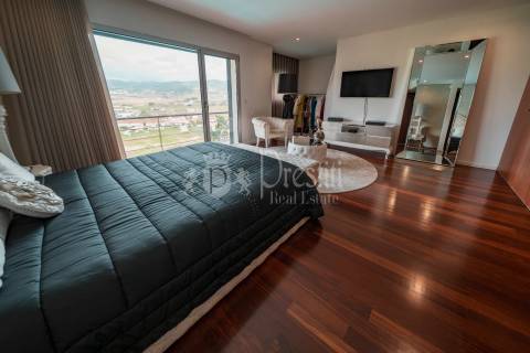 Moradia Única com Vista Deslumbrante, a Minutos de Guimarães