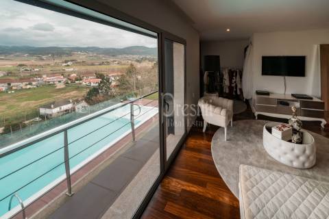 Moradia Única com Vista Deslumbrante, a Minutos de Guimarães