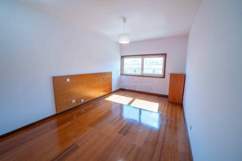 Apartamento T2 para alugar Junto ao Guimarães Shopping