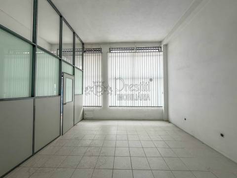 Loja para alugar em V. N. Famalicão