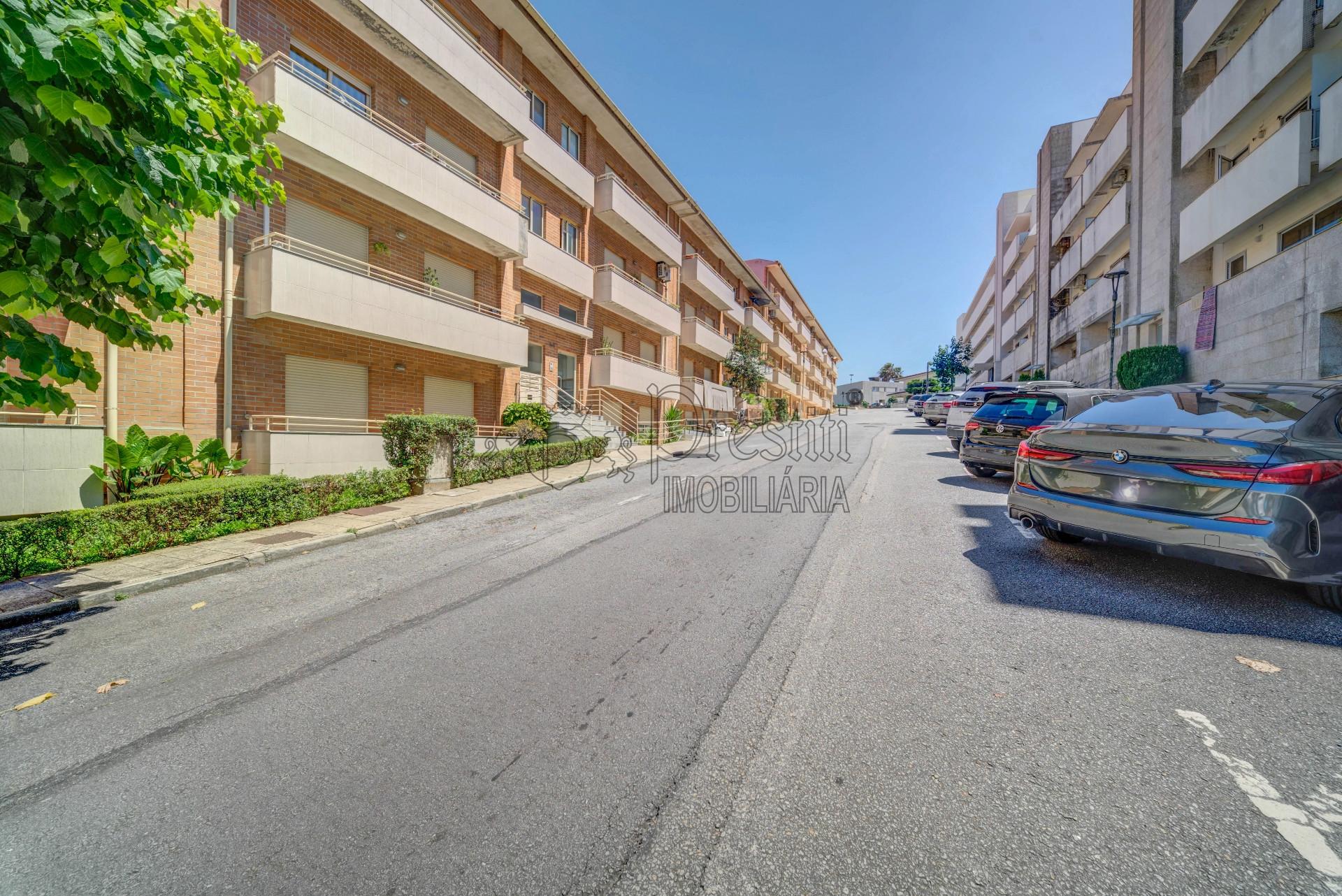 Apartamento T2 com Terraço para Alugar em Aldão