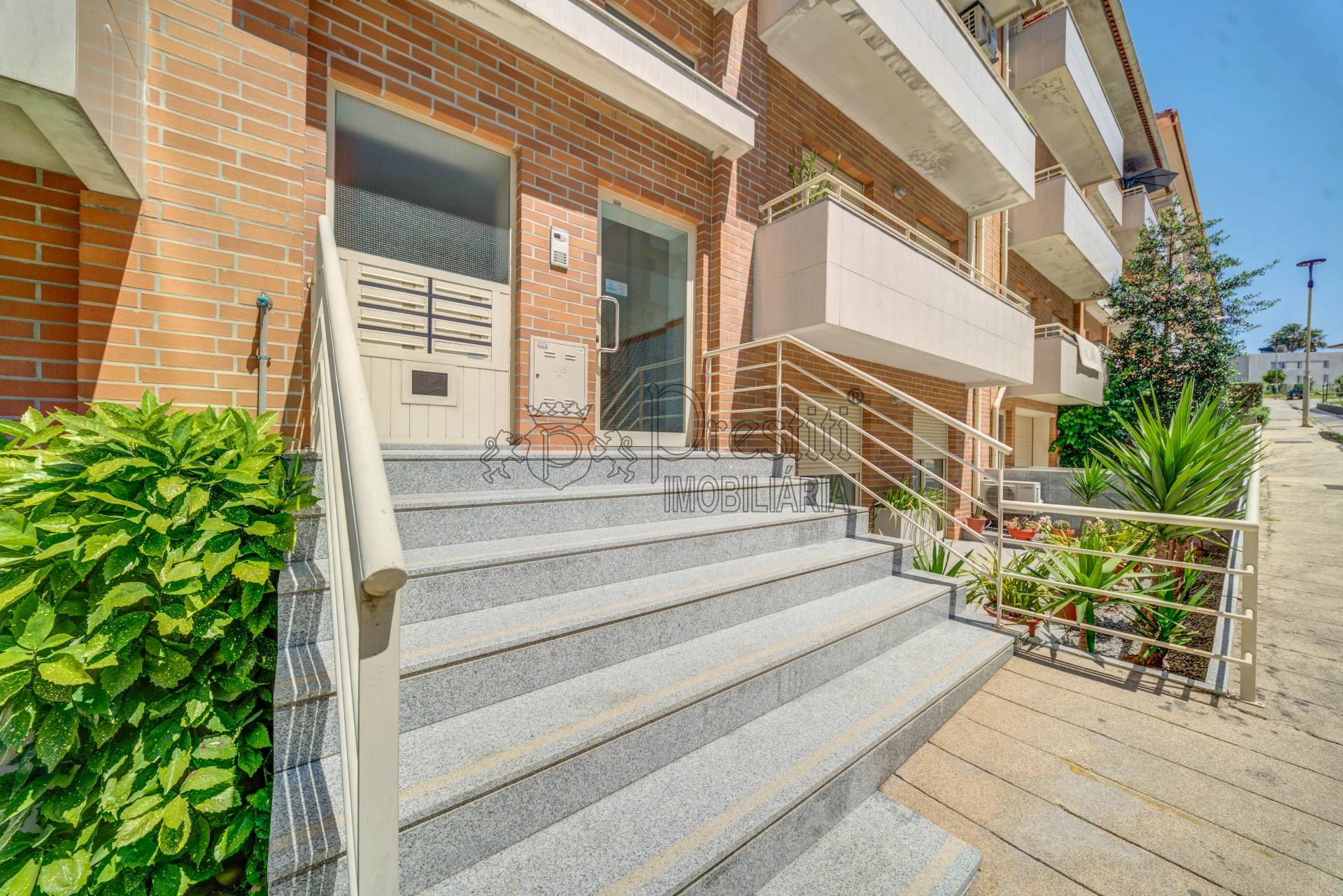 Apartamento T2 com Terraço para Alugar em Aldão