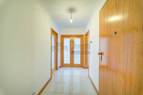 Apartamento T2 com Terraço para Alugar em Aldão