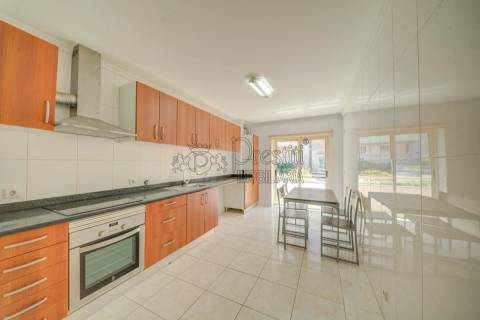 Apartamento T2 com Terraço para Alugar em Aldão