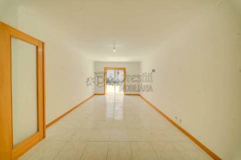 Apartamento T2 com Terraço para Alugar em Aldão