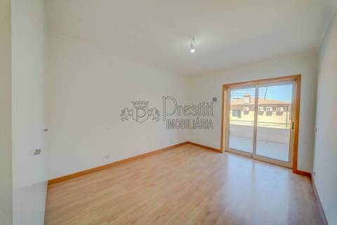 Apartamento T2 com Terraço para Alugar em Aldão