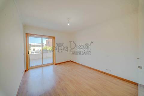 Apartamento T2 com Terraço para Alugar em Aldão