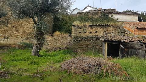 Moradia em em pedra nos Cebolais de Cima - Para remodelar...