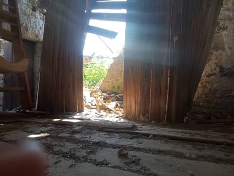 Moradia em em pedra nos Cebolais de Cima - Para remodelar...