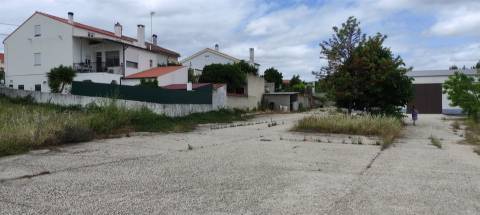 Armazem com 310 m2 em terreno, com furo de água, com possibilidade de construção