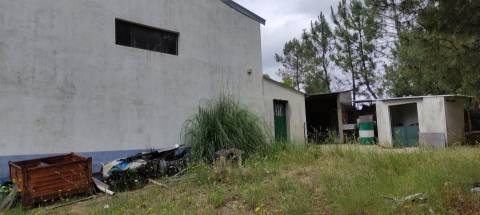 Armazem com 310 m2 em terreno, com furo de água, com possibilidade de construção