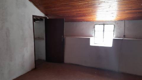 Moradia T3 para remodelar - Póvoa Palhaça, Fundão- Portugal