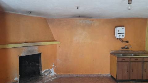 Moradia T3 para remodelar - Póvoa Palhaça, Fundão- Portugal