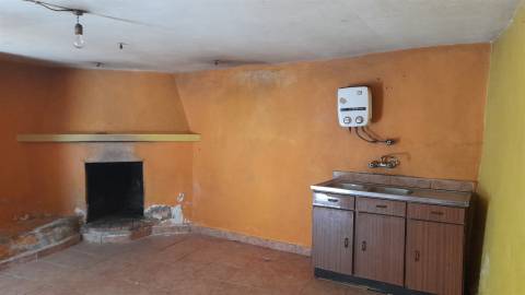 Moradia T3 para remodelar - Póvoa Palhaça, Fundão- Portugal