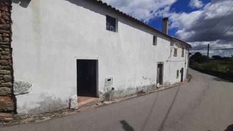 Moradia T3 para remodelar - Póvoa Palhaça, Fundão- Portugal