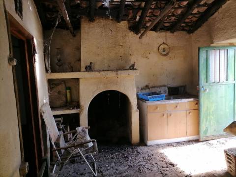 Moradia com 80m2 para remodelar - Centro Penamacor