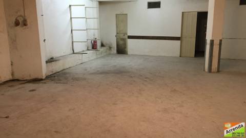 Armazém com 343,7 m2 para venda em Castelo Branco