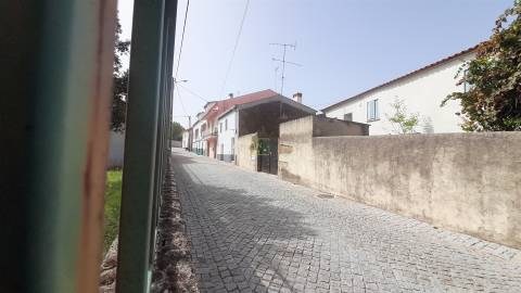 Moradia Isolada com cerca de 3.500m2 de quintal - Sobral do Campo