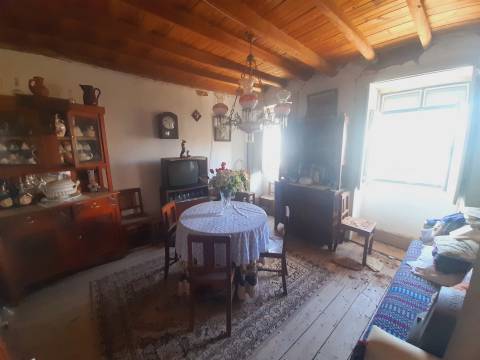 Moradia Isolada com cerca de 3.500m2 de quintal - Sobral do Campo