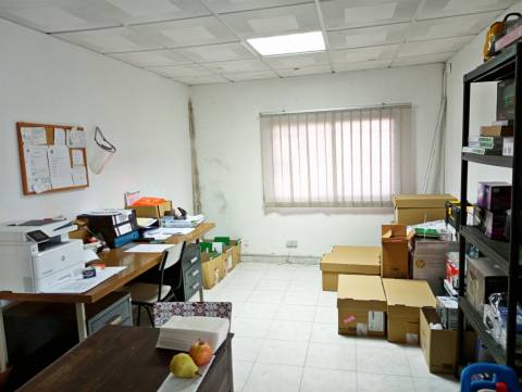 Posto de combustível com restaurante e diversão noturna. Um ótimo espaço para restauração e hotel