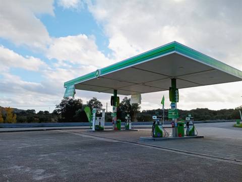 Posto de combustível com restaurante e diversão noturna. Um ótimo espaço para restauração e hotel