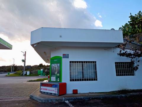 Posto de combustível com restaurante e diversão noturna. Um ótimo espaço para restauração e hotel