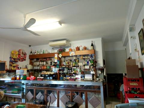 Posto de combustível com restaurante e diversão noturna. Um ótimo espaço para restauração e hotel