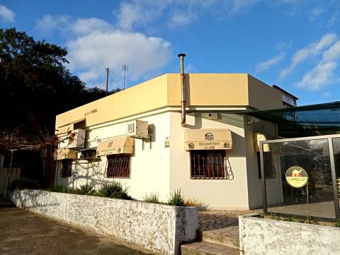 Posto de combustível com restaurante e diversão noturna. Um ótimo espaço para restauração e hotel