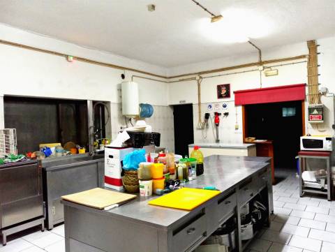 Posto de combustível com restaurante e diversão noturna. Um ótimo espaço para restauração e hotel