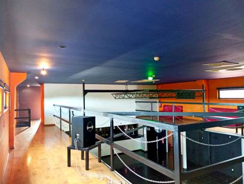 Posto de combustível com restaurante e diversão noturna. Um ótimo espaço para restauração e hotel