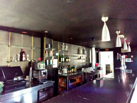 Posto de combustível com restaurante e diversão noturna. Um ótimo espaço para restauração e hotel