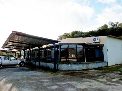 Posto de combustível com restaurante e diversão noturna. Um ótimo espaço para restauração e hotel